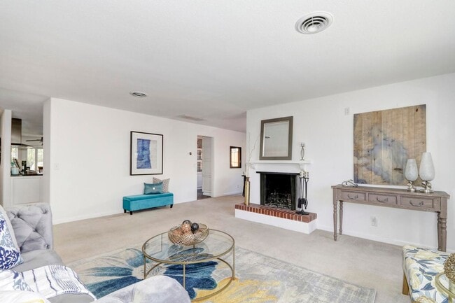 Building Photo - Stunning Central Davis Home