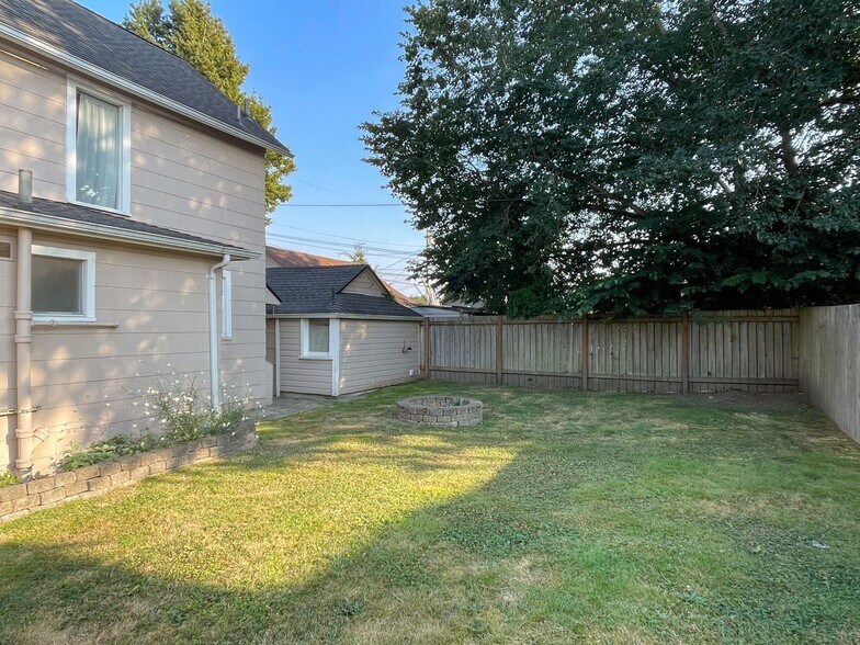 Building Photo - Cute Downtown 2 Bedroom House with Garage & Fenced Yard - Dogs Welcome