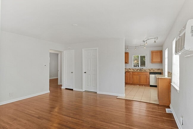 Building Photo - Newly Renovated 2 bed/1 bath home!!