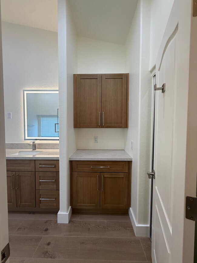 Building Photo - 2741 E Quiet Hollow Ln