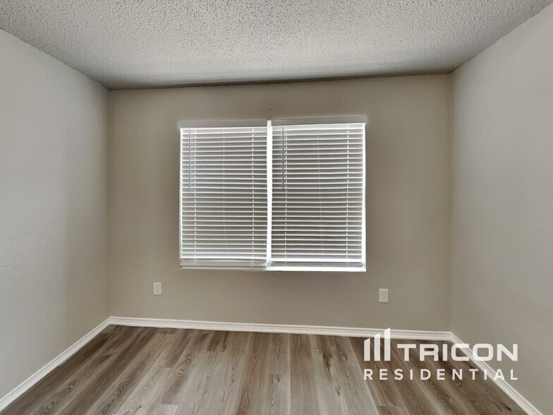Building Photo - 208 Vivian Dr