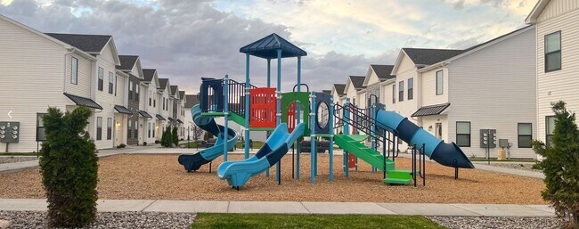 Building Photo - Beautiful 4-Bedroom Townhome for Rent off of Sunnyside in Idaho Falls