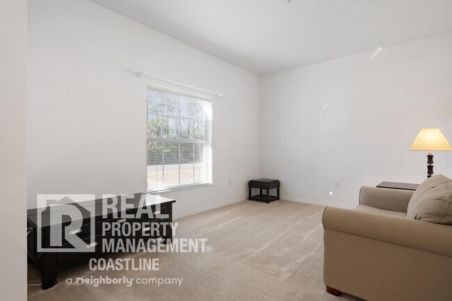 Building Photo - **50% Off First Month's Rent** - Flexible Lease: Seasonal OR Annual Furnished OR Unfurnished