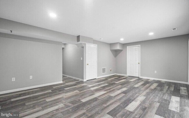 Building Photo - 4 St Ives Ct