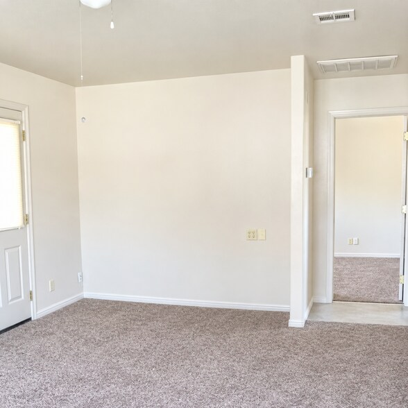 Building Photo - 437 N River Ln