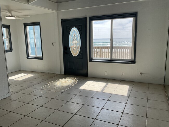 Building Photo - 3773 Ocean Front Walk