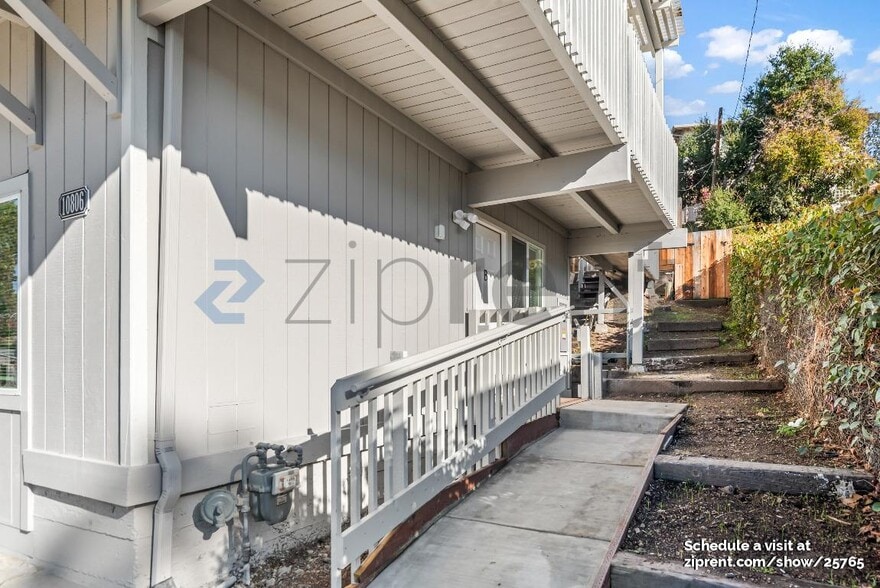 Building Photo - Unit B