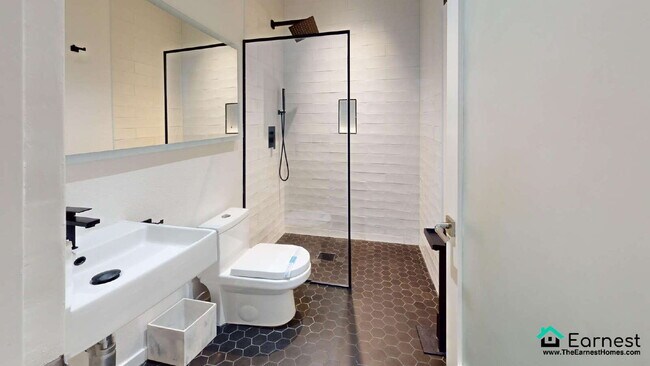 Building Photo - Spacious 2-Bedroom Upper-Level Condo in Pr...