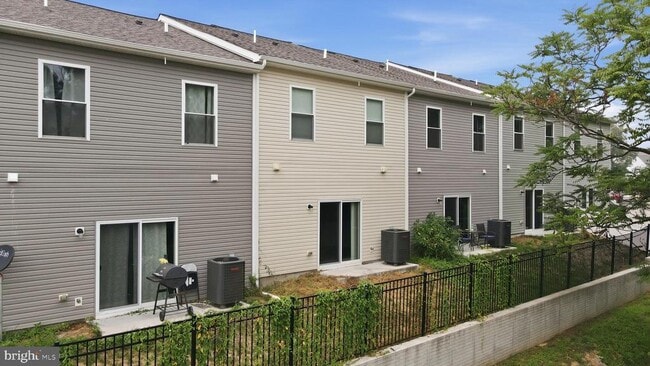 Building Photo - 112 Paddington St