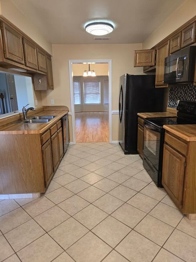 Building Photo - 3 Bedroom Townhouse in Virginia Beach