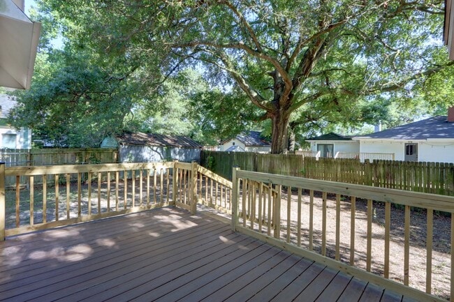 Building Photo - Renovated Three Bedroom, Two Bathroom Sing...