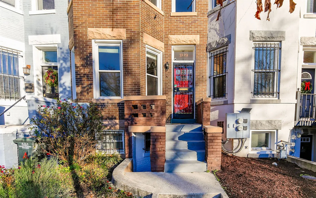 Building Photo - Fully Renovated 3 BR/1.5 BA Apartment in C...