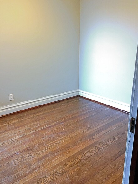 Middle bedroom - 5339 S Maryland Ave