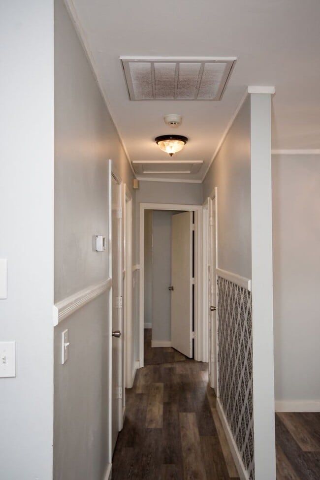 Building Photo - Huge 4 Bedroom 2 Bath Sylvan Park Classic! AVAILABLE NOW. Perfect for Roommates or a Home Office....