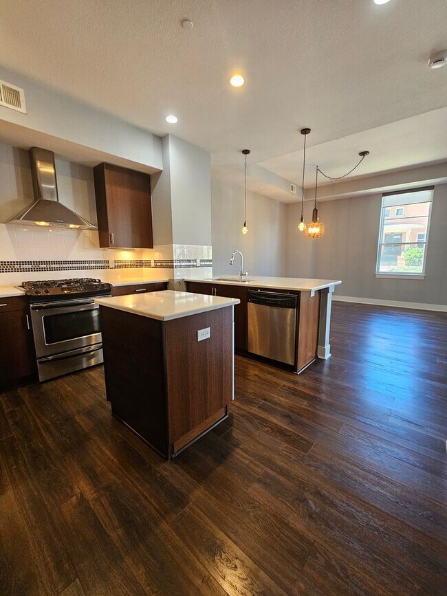 Building Photo - Congress Park High Rise Living! Huge Main Floor 2 Bed 2 Bath