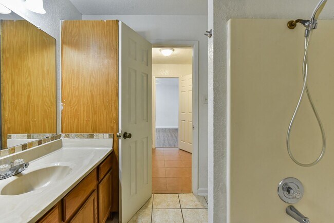 Building Photo - 1128 Royal Crest Dr