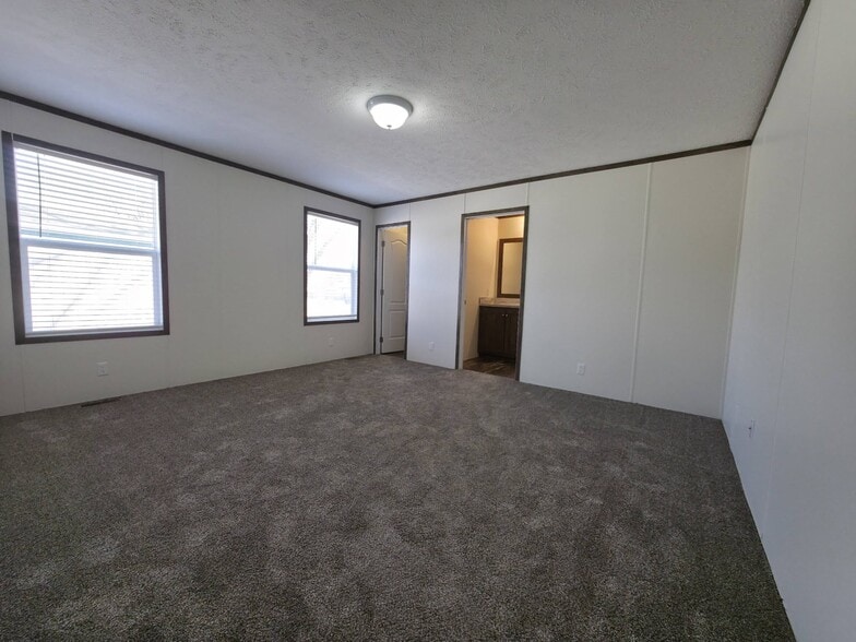 Building Photo - 1319 W Plum St