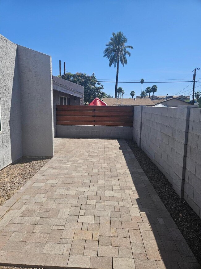 Building Photo - 935 E Roma Ave