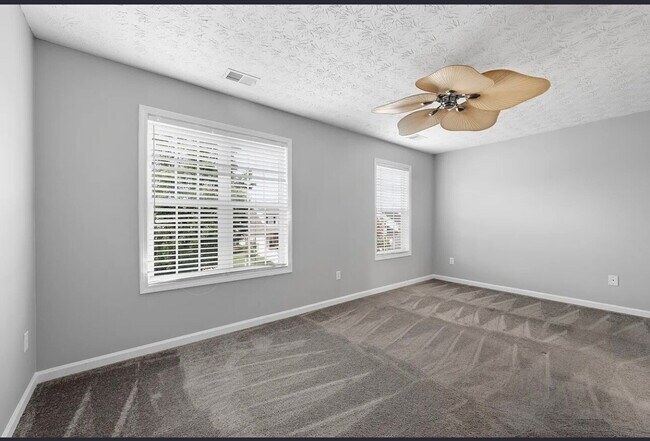 Building Photo - "Charming 3-Bed Townhouse with Hardwood Fl...