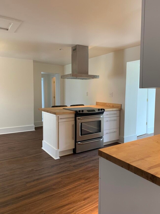 Building Photo - 721 W Main St