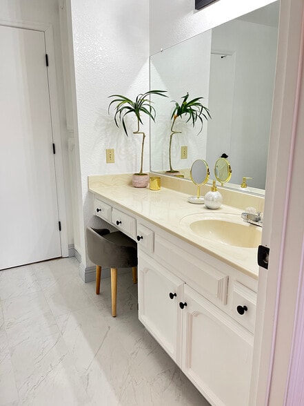 Vanity - 847 Mission Sierra Ct