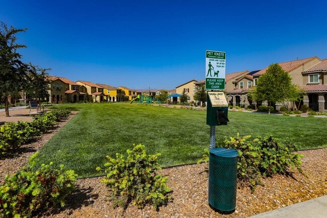 Building Photo - 5 Bedroom Home In Inspirada With Bed And F...