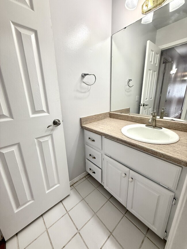 Building Photo - 427 N Rockford Pl