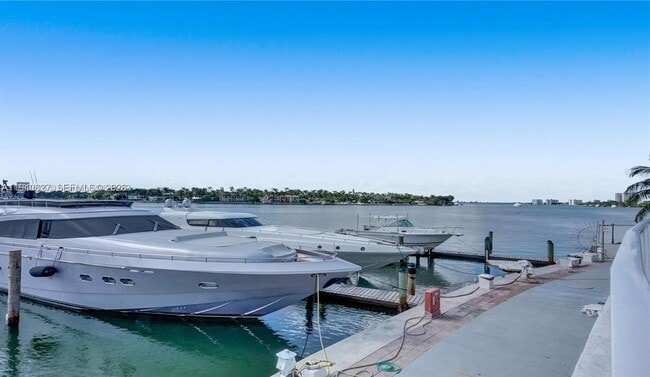 Building Photo - 900 Bay Dr