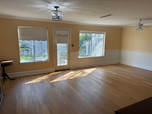 Building Photo - Townhome Off The Parkway With 2 Car Garage