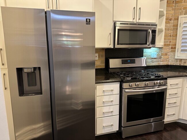 Building Photo - 850 N Croft Ave