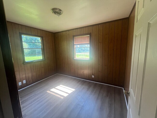 Building Photo - 2 br home in Ward
