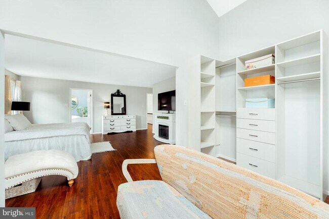 Building Photo - 2023 Country Club Dr
