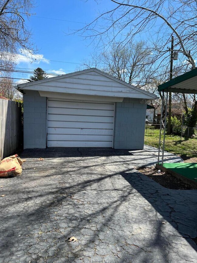 Building Photo - 484 S Hampton Rd