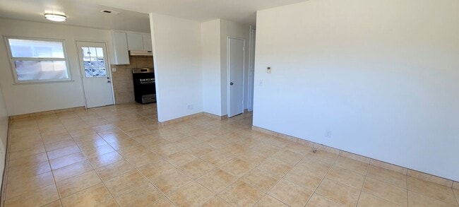 Building Photo - Oxnard 3+2 home with 2-car garage $2800