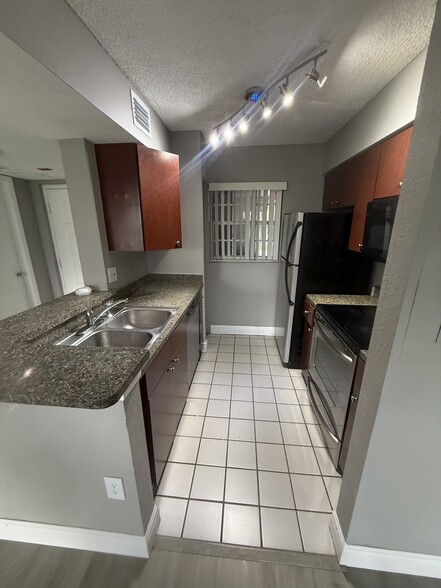 Building Photo - 2881 N Oakland Forest Dr