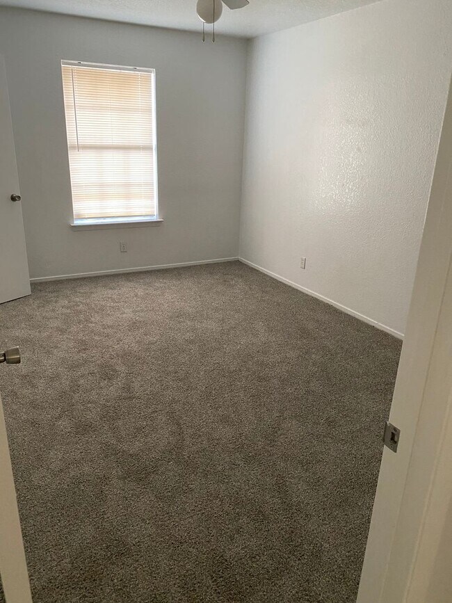 Building Photo - 2416 Jerome Dr