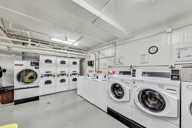 Building Photo - 431 W Oakdale Ave