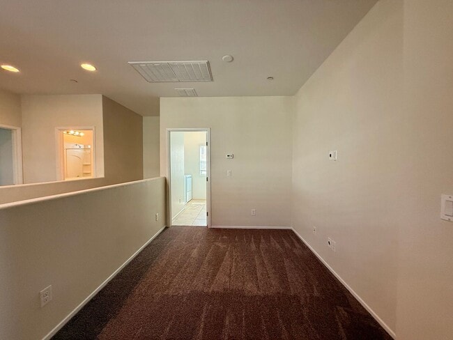 Building Photo - 3 BED 2.5 BATH 2 CAR GARAGE HOME w/ LOFT &...