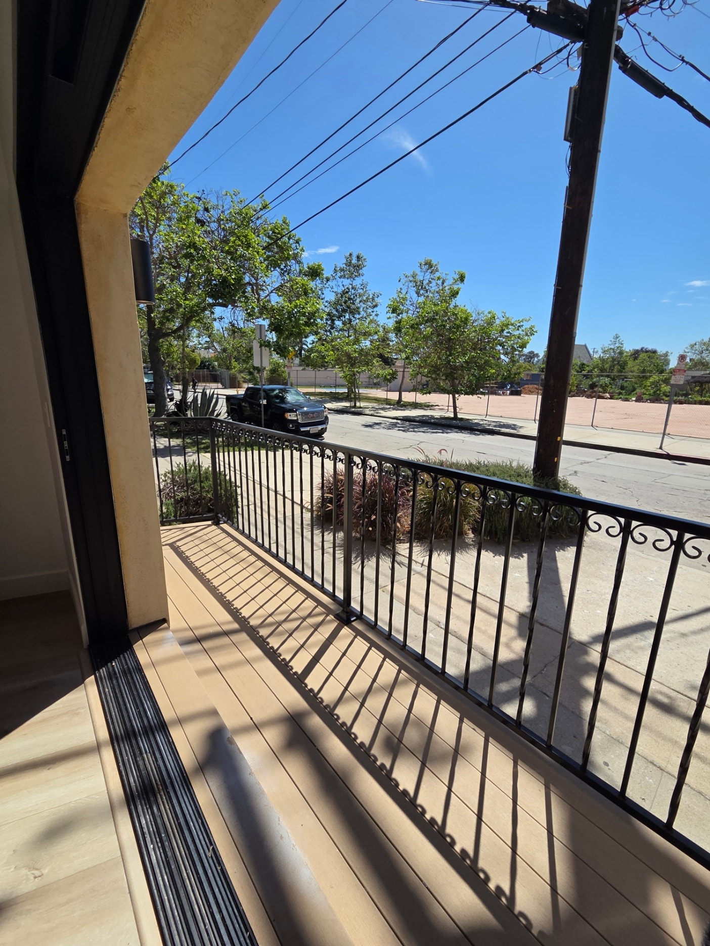 Building Photo - 854 S Sycamore Ave