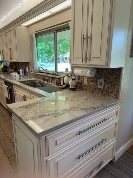 Ample counter space for multiple cooks - 317 W Banbury Dr