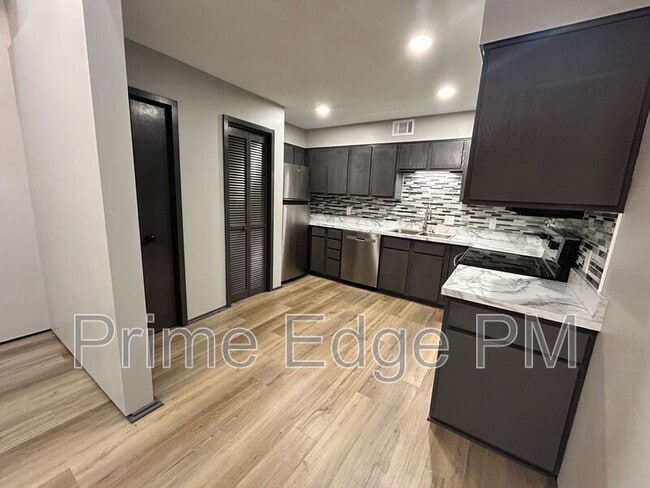 Building Photo - 1741 Ridgehaven Ct