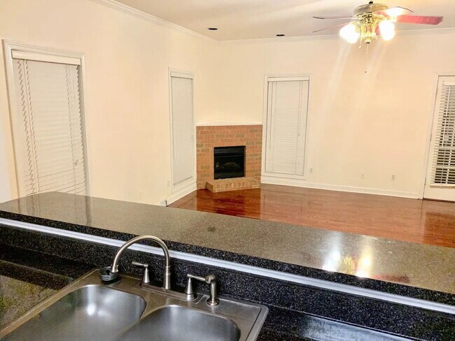 Building Photo - "Charming 2-Bed Oasis with 2.5 Baths on Ed Temple Blvd, Nashville – Cozy Living Awaits!"