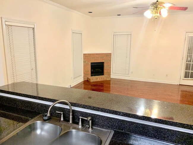 Building Photo - Charming 2-Bedroom, 2.5-Bath Home on Ed Temple Blvd – Convenient Nashville Living!