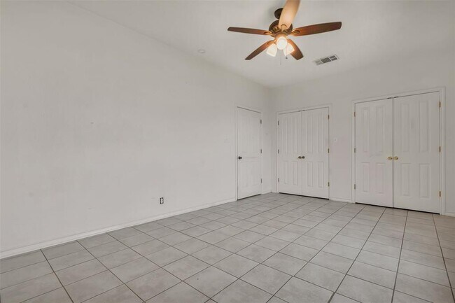 Building Photo - 112 Sandstone Dr