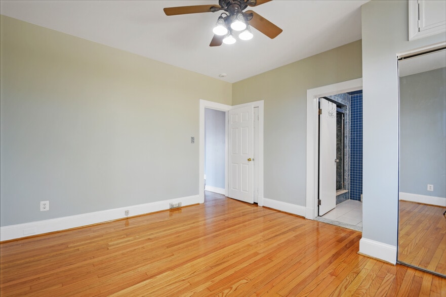 high ceilings in bedroom and overhead fan - 1301 Rogers Rd