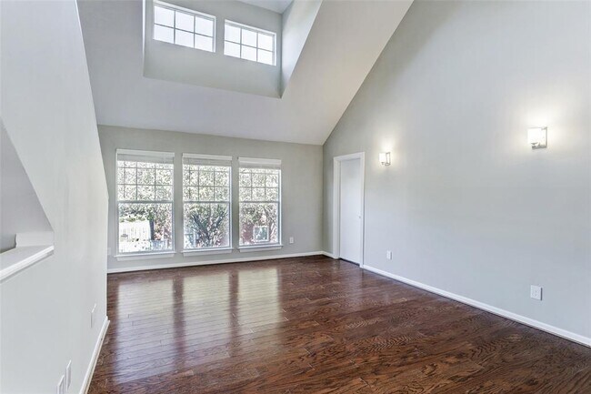 Building Photo - 1405 Castle Ct