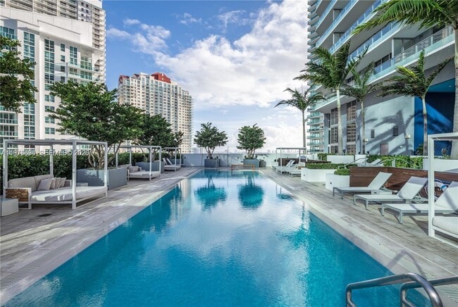 Building Photo - 1300 Brickell Bay Dr