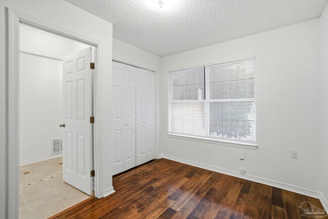 Building Photo - 2527 Trailwood Dr
