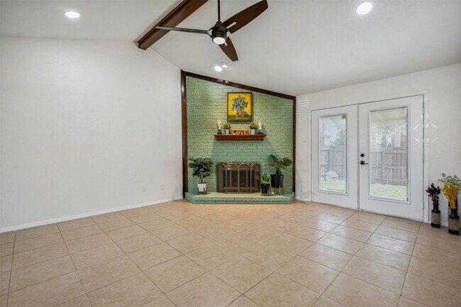 Building Photo - Beautifully crafted 3 Bed 2 Bath home in L...