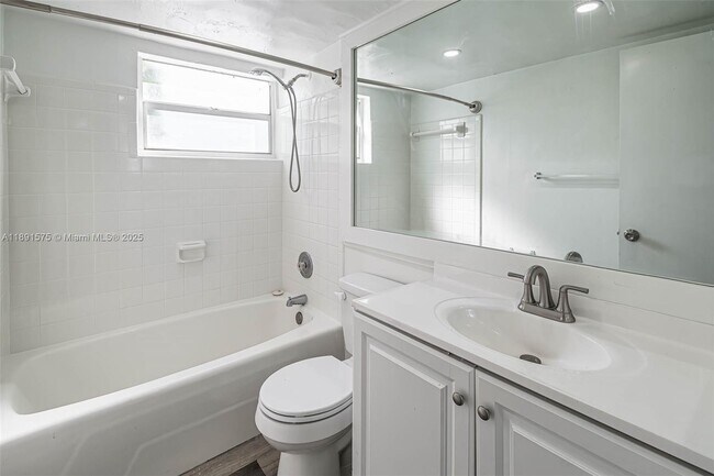 Building Photo - 2025 Miami Rd